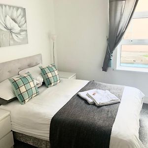 Zimmer mit Kingsize-Bett